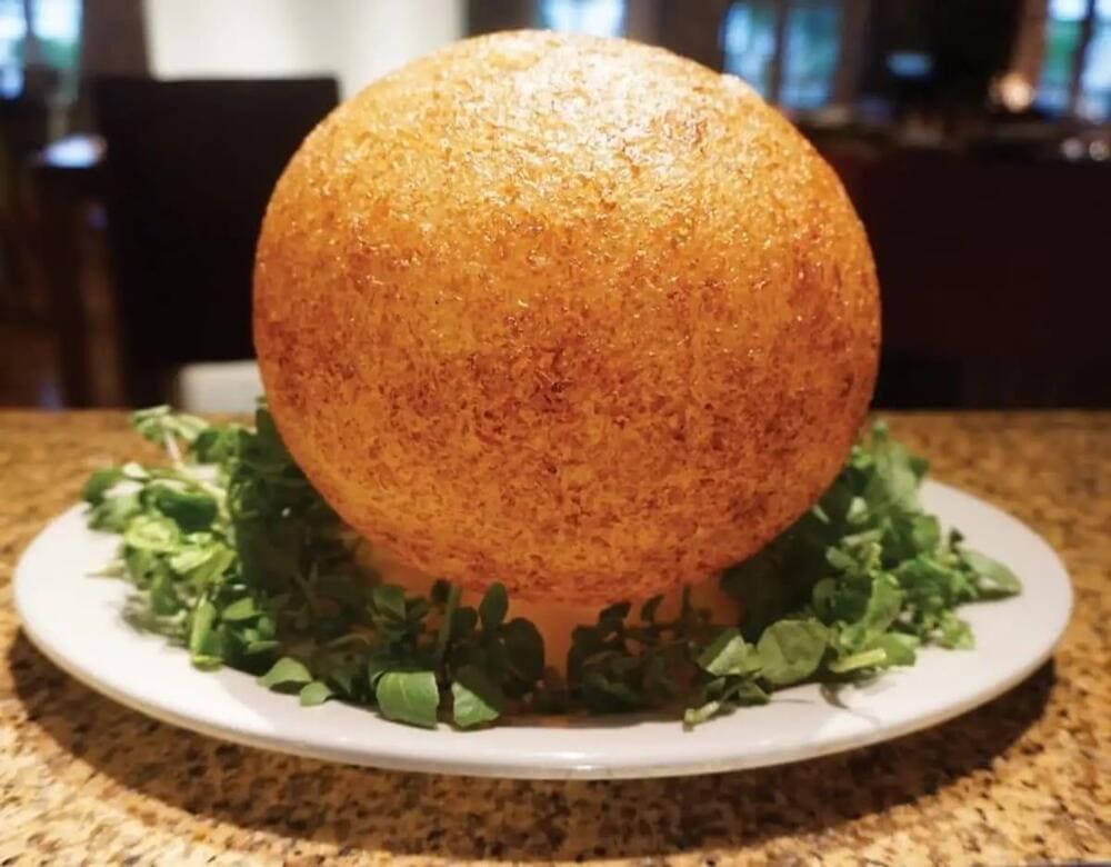 Xôi chiên phồng có lớp vỏ giòn rụm, bên trong dẻo thơm và thường được dùng kèm với gà quay hoặc chà bông (Nguồn: Viện Kỷ lục Việt Nam)